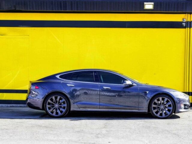 Серый Тесла Модель С, объемом двигателя 0 л и пробегом 54 тыс. км за 13000 $, фото 3 на Automoto.ua