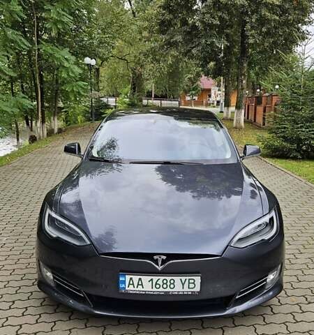 Серый Тесла Модель С, объемом двигателя 0 л и пробегом 156 тыс. км за 19999 $, фото 1 на Automoto.ua