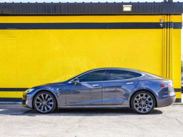 Серый Тесла Модель С, объемом двигателя 0 л и пробегом 54 тыс. км за 13000 $, фото 5 на Automoto.ua