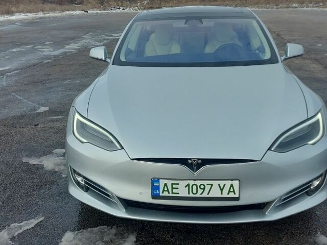 Серый Тесла Модель С, объемом двигателя 0 л и пробегом 143 тыс. км за 21000 $, фото 2 на Automoto.ua