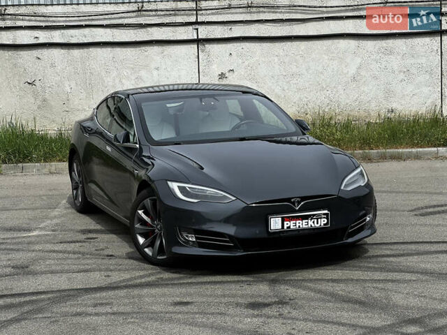 Серый Тесла Модель С, объемом двигателя 0 л и пробегом 97 тыс. км за 17499 $, фото 1 на Automoto.ua