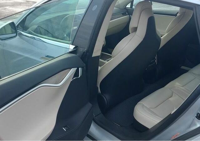 Серый Тесла Модель С, объемом двигателя 0 л и пробегом 154 тыс. км за 19999 $, фото 10 на Automoto.ua