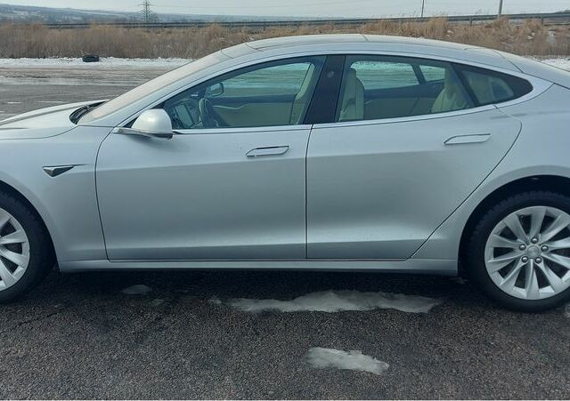 Серый Тесла Модель С, объемом двигателя 0 л и пробегом 154 тыс. км за 19999 $, фото 2 на Automoto.ua