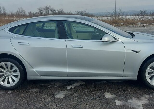 Серый Тесла Модель С, объемом двигателя 0 л и пробегом 154 тыс. км за 19999 $, фото 6 на Automoto.ua