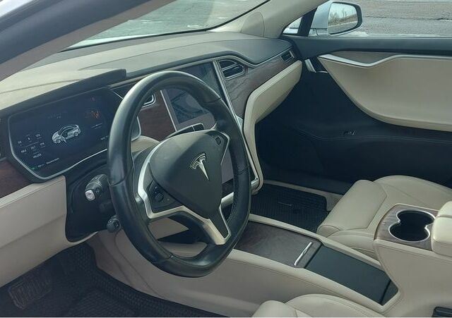 Серый Тесла Модель С, объемом двигателя 0 л и пробегом 154 тыс. км за 19999 $, фото 8 на Automoto.ua
