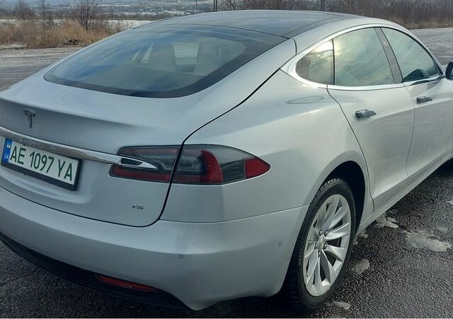 Серый Тесла Модель С, объемом двигателя 0 л и пробегом 154 тыс. км за 19999 $, фото 5 на Automoto.ua