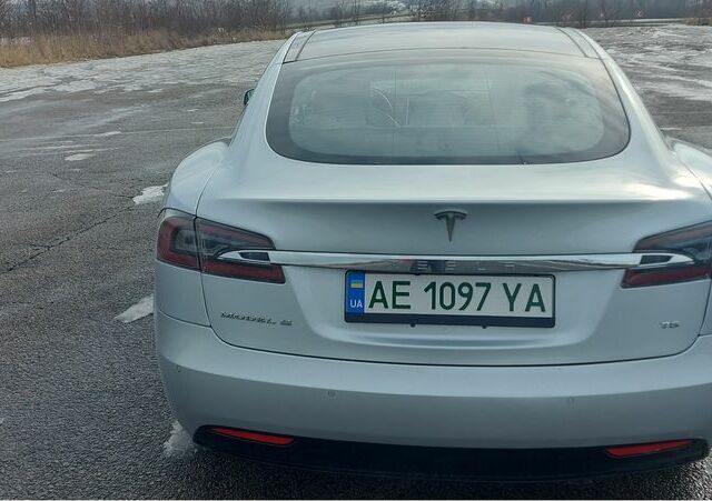 Серый Тесла Модель С, объемом двигателя 0 л и пробегом 154 тыс. км за 19999 $, фото 4 на Automoto.ua