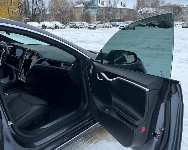 Серый Тесла Модель С, объемом двигателя 0 л и пробегом 192 тыс. км за 18000 $, фото 17 на Automoto.ua