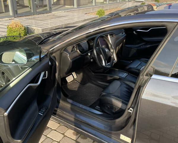 Тесла Модель С 2017 у Хмельницькому на Automoto.ua Сірий Тесла Модель С, об'ємом двигуна 0 л та пробігом 92 тис. км за 25888 $, фото 15 на Automoto.ua