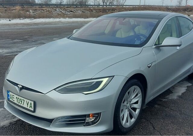 Серый Тесла Модель С, объемом двигателя 0 л и пробегом 154 тыс. км за 19999 $, фото 1 на Automoto.ua
