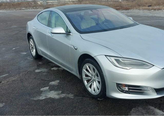 Серый Тесла Модель С, объемом двигателя 0 л и пробегом 154 тыс. км за 19999 $, фото 7 на Automoto.ua