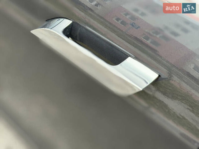 Серый Тесла Модель С, объемом двигателя 0 л и пробегом 68 тыс. км за 23999 $, фото 12 на Automoto.ua