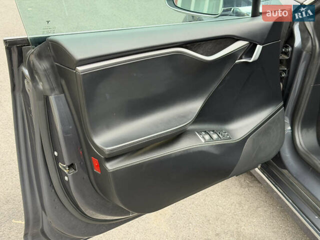 Серый Тесла Модель С, объемом двигателя 0 л и пробегом 68 тыс. км за 23999 $, фото 35 на Automoto.ua