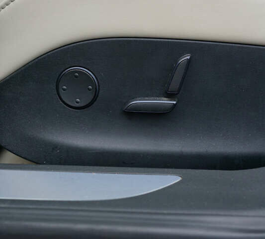 Серый Тесла Модель С, объемом двигателя 0 л и пробегом 125 тыс. км за 17500 $, фото 36 на Automoto.ua