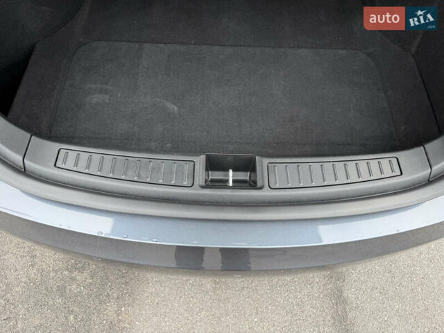 Серый Тесла Модель С, объемом двигателя 0 л и пробегом 68 тыс. км за 23999 $, фото 58 на Automoto.ua