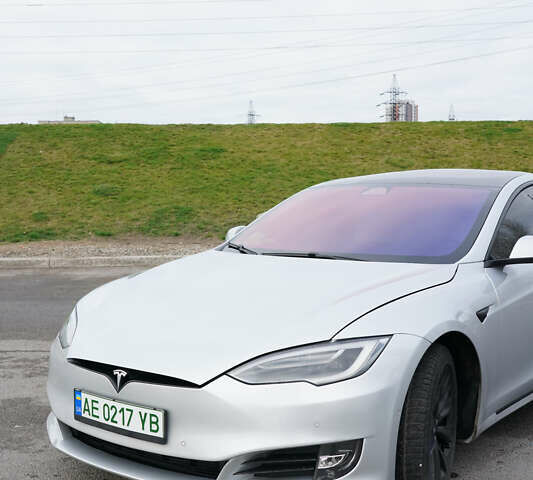 Серый Тесла Модель С, объемом двигателя 0 л и пробегом 125 тыс. км за 17500 $, фото 3 на Automoto.ua