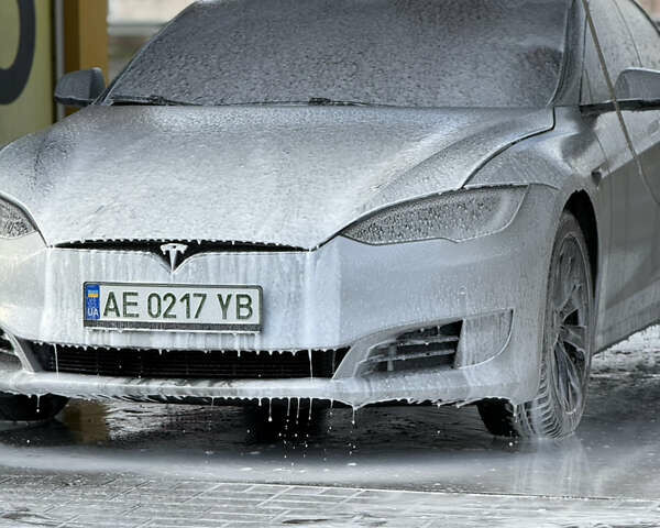 Серый Тесла Модель С, объемом двигателя 0 л и пробегом 125 тыс. км за 17500 $, фото 5 на Automoto.ua