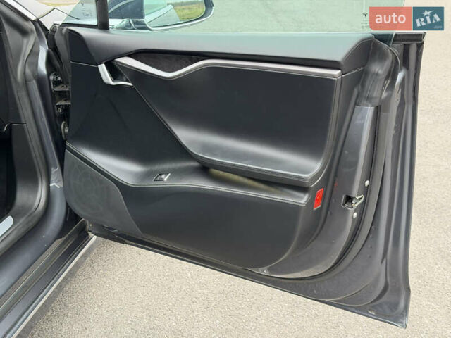 Серый Тесла Модель С, объемом двигателя 0 л и пробегом 68 тыс. км за 23999 $, фото 79 на Automoto.ua