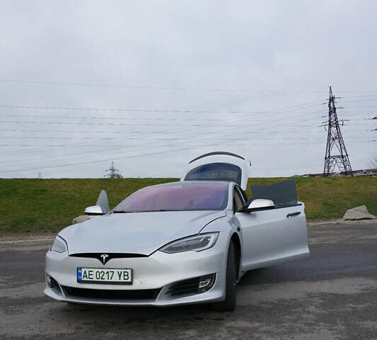 Серый Тесла Модель С, объемом двигателя 0 л и пробегом 125 тыс. км за 17500 $, фото 8 на Automoto.ua