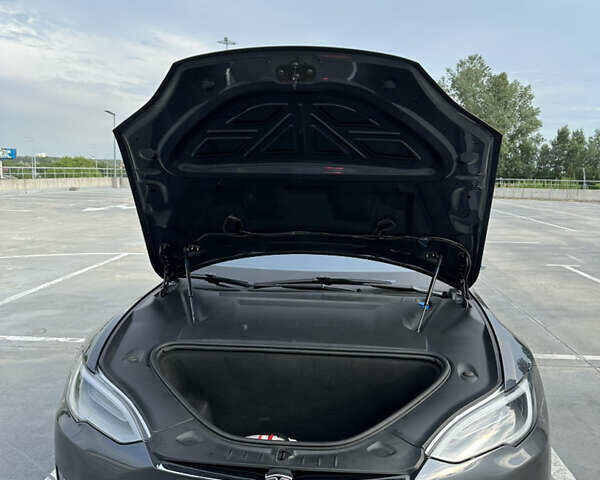 Серый Тесла Модель С, объемом двигателя 0 л и пробегом 66 тыс. км за 53000 $, фото 13 на Automoto.ua