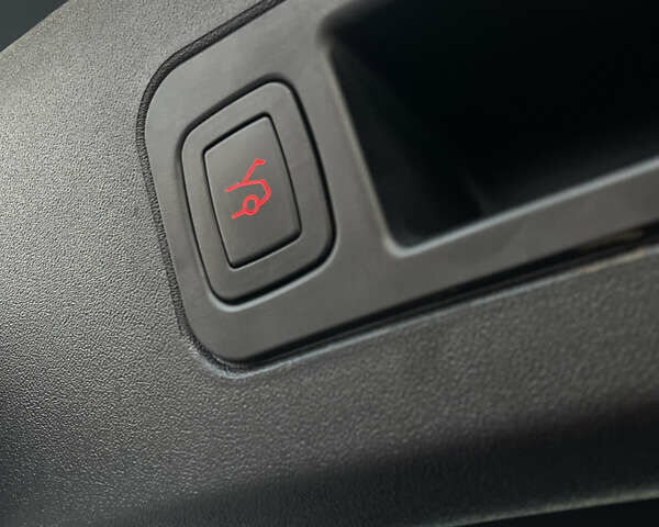 Серый Тесла Модель С, объемом двигателя 0 л и пробегом 28 тыс. км за 28500 $, фото 23 на Automoto.ua