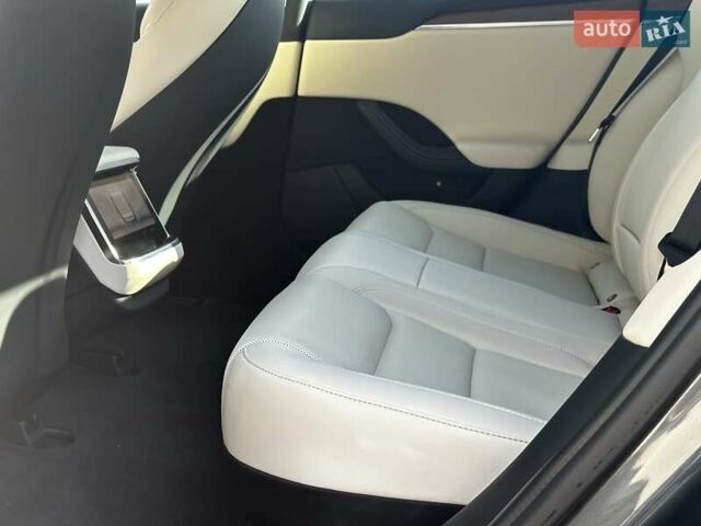 Серый Тесла Модель С, объемом двигателя 0 л и пробегом 21 тыс. км за 42499 $, фото 14 на Automoto.ua