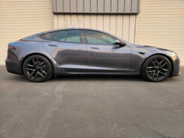 Серый Тесла Модель С, объемом двигателя 0 л и пробегом 24 тыс. км за 23000 $, фото 3 на Automoto.ua