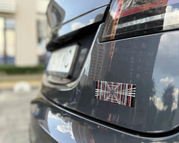 Серый Тесла Модель С, объемом двигателя 0 л и пробегом 12 тыс. км за 57770 $, фото 5 на Automoto.ua