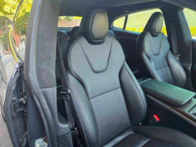 Серый Тесла Модель С, объемом двигателя 0 л и пробегом 24 тыс. км за 23000 $, фото 9 на Automoto.ua