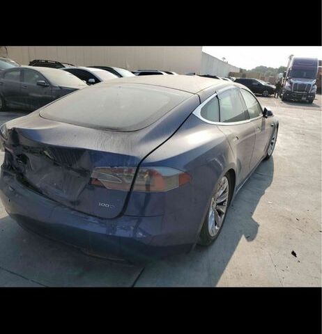 Тесла Модель С 2017 в Одессе на Automoto.ua Синий Тесла Модель С, объемом двигателя 0 л и пробегом 70 тыс. км за 9000 $, фото 1 на Automoto.ua