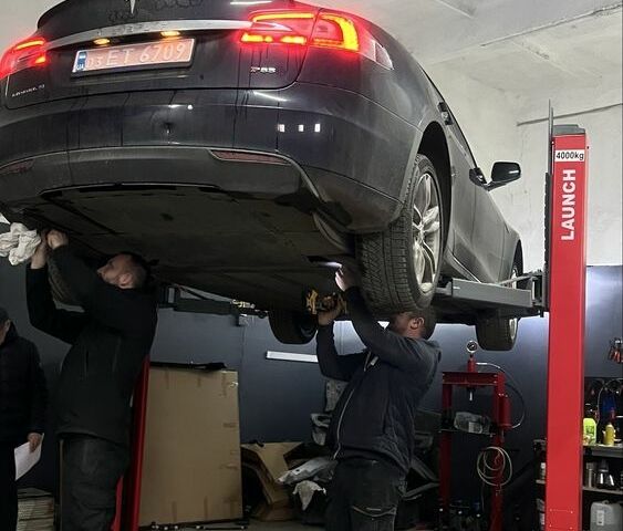 Синий Тесла Модель С, объемом двигателя 0 л и пробегом 294 тыс. км за 13200 $, фото 4 на Automoto.ua