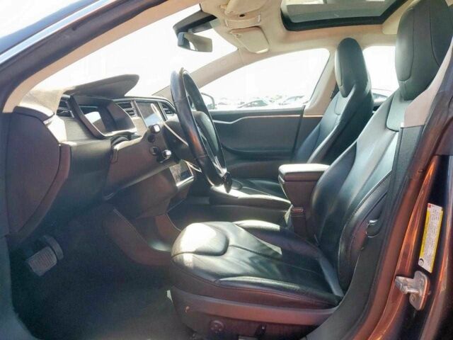 Синий Тесла Модель С, объемом двигателя 0 л и пробегом 97 тыс. км за 2700 $, фото 6 на Automoto.ua