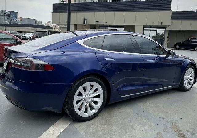 Синий Тесла Модель С, объемом двигателя 0 л и пробегом 201 тыс. км за 21500 $, фото 4 на Automoto.ua
