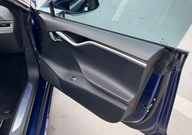 Синий Тесла Модель С, объемом двигателя 0 л и пробегом 201 тыс. км за 21500 $, фото 8 на Automoto.ua