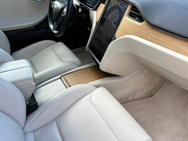 Синий Тесла Модель С, объемом двигателя 0 л и пробегом 48 тыс. км за 10000 $, фото 7 на Automoto.ua