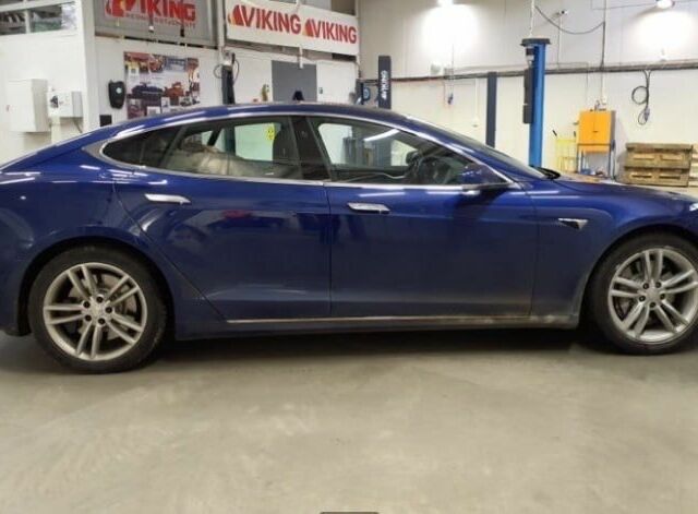 Тесла Модель С 2017 в Киеве на Automoto.ua Синий Тесла Модель С, объемом двигателя 0 л и пробегом 134 тыс. км за 15900 $, фото 2 на Automoto.ua