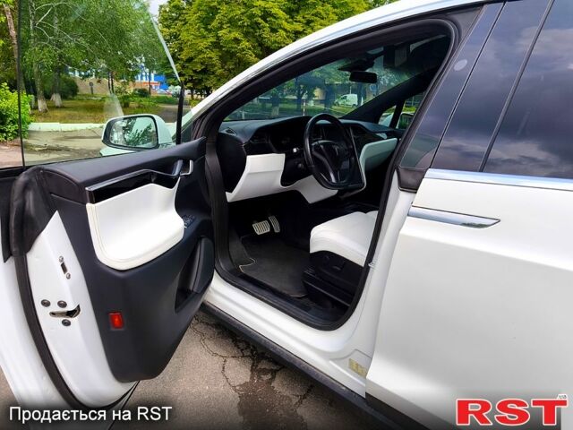 Білий Тесла Модель Х, об'ємом двигуна 0.33 л та пробігом 140 тис. км за 28500 $, фото 8 на Automoto.ua