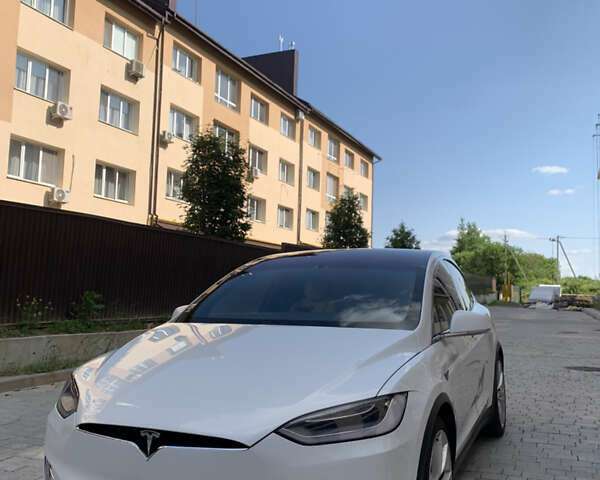 Белый Тесла Модель Х, объемом двигателя 0 л и пробегом 260 тыс. км за 19300 $, фото 1 на Automoto.ua