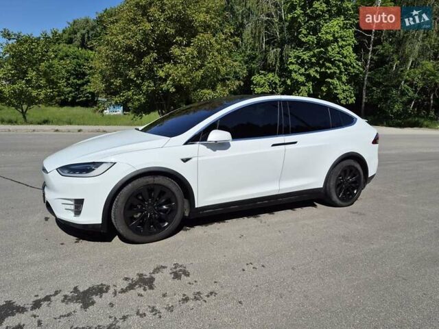 Белый Тесла Модель Х, объемом двигателя 0 л и пробегом 125 тыс. км за 19999 $, фото 10 на Automoto.ua