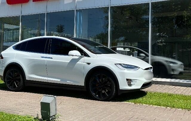 Белый Тесла Модель Х, объемом двигателя 0 л и пробегом 160 тыс. км за 25000 $, фото 1 на Automoto.ua