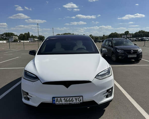 Белый Тесла Модель Х, объемом двигателя 0 л и пробегом 184 тыс. км за 26000 $, фото 1 на Automoto.ua