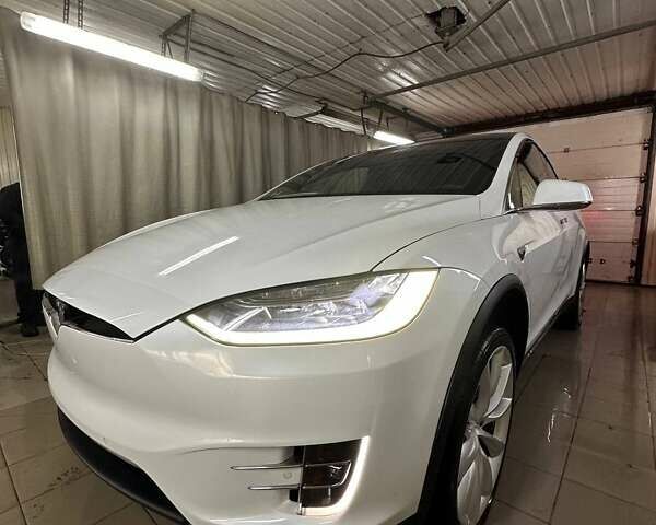 Белый Тесла Модель Х, объемом двигателя 0 л и пробегом 118 тыс. км за 21500 $, фото 8 на Automoto.ua