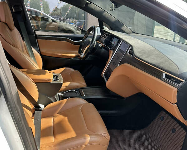 Белый Тесла Модель Х, объемом двигателя 0 л и пробегом 157 тыс. км за 22500 $, фото 7 на Automoto.ua