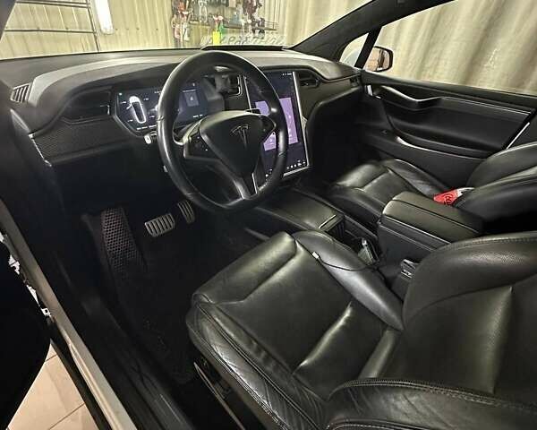 Белый Тесла Модель Х, объемом двигателя 0 л и пробегом 118 тыс. км за 21500 $, фото 5 на Automoto.ua