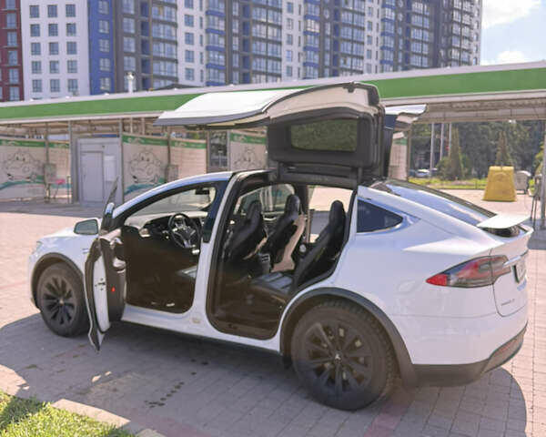 Белый Тесла Модель Х, объемом двигателя 0 л и пробегом 80 тыс. км за 23499 $, фото 17 на Automoto.ua