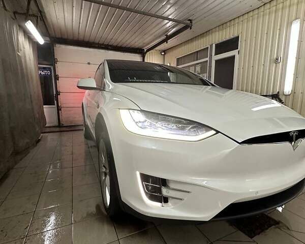 Белый Тесла Модель Х, объемом двигателя 0 л и пробегом 118 тыс. км за 21500 $, фото 2 на Automoto.ua