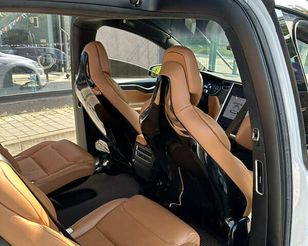 Белый Тесла Модель Х, объемом двигателя 0 л и пробегом 157 тыс. км за 22500 $, фото 6 на Automoto.ua