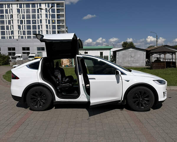Белый Тесла Модель Х, объемом двигателя 0 л и пробегом 80 тыс. км за 23499 $, фото 9 на Automoto.ua