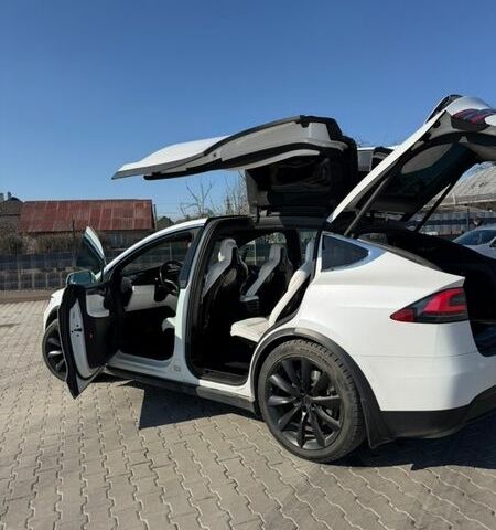 Белый Тесла Модель Х, объемом двигателя 0 л и пробегом 218 тыс. км за 18490 $, фото 9 на Automoto.ua