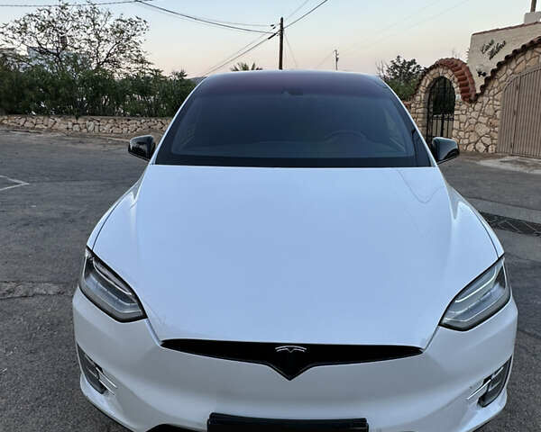 Белый Тесла Модель Х, объемом двигателя 0 л и пробегом 170 тыс. км за 42000 $, фото 3 на Automoto.ua